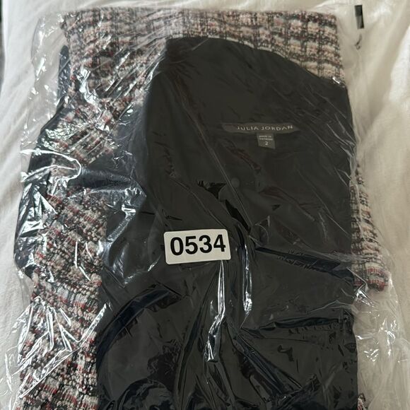 Julia Jordan
Stretch Tweed Long Sleeve Shirt Dress - Picture 5 of 5